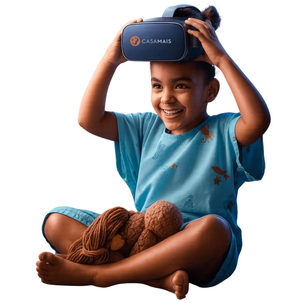 Criança feliz usando óculos de Realidade Virtual com logo da Casa Mais em ação do projeto Alegria Virtual