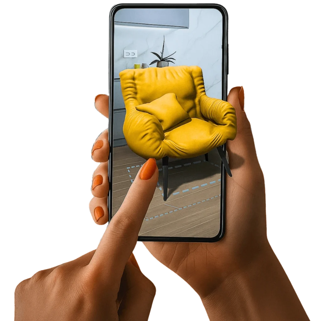 Mãos segurando um celular exibindo uma cadeira amarela em Realidade Aumentada sobre o ambiente